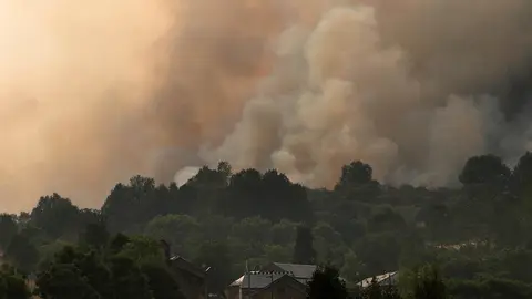 La pequeña localidad de Fasgar se encuentra amenazada por un incendio forestal. Foto: Peio García