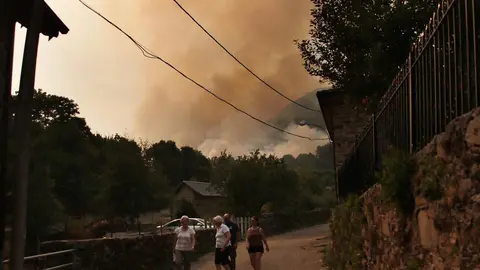 La pequeña localidad de Fasgar se encuentra amenazada por un incendio forestal. Foto: Peio García