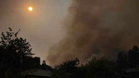 La pequeña localidad de Fasgar se encuentra amenazada por un incendio forestal. Foto: Peio García