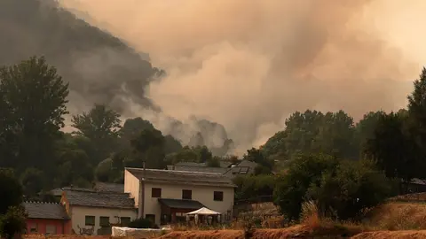 La pequeña localidad de Fasgar se encuentra amenazada por un incendio forestal. Foto: Peio García