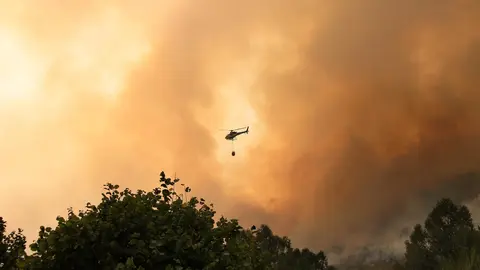 La pequeña localidad de Fasgar se encuentra amenazada por un incendio forestal. Foto: Peio García