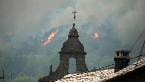 La pequeña localidad de Fasgar se encuentra amenazada por un incendio forestal. Foto: Peio García