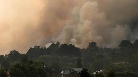 Imágenes de los incendios en Fasgar y Boca de Huérgano. Fotografías de Peio García y Mirian Chacón