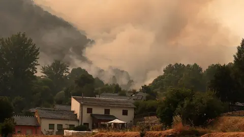 Imágenes de los incendios en Fasgar y Boca de Huérgano. Fotografías de Peio García y Mirian Chacón