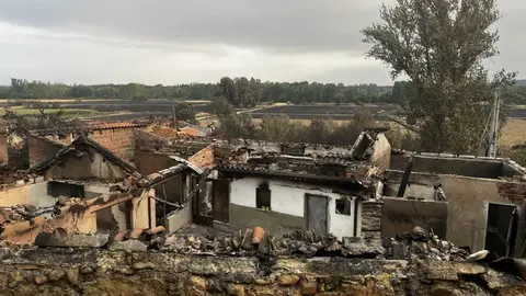 Se llama Laureana, tiene 84 años y las manos curtidas de una vida entera trabajando en el campo. Y lo ha perdido todo. “Bueno, al menos estamos aquí”, le dicen las vecinas, que no paran de acercarse a abrazarla y a ver cómo se encuentra. Su casa, y todo lo que había dentro, fue pasto de las llamas en el barrio de arriba de Castrocalbón. Fotos de Carla Vidal  directora de Noticias del Pueblo