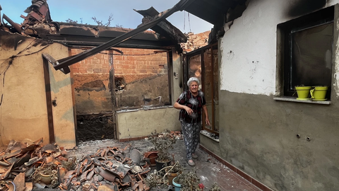 Se llama Laureana, tiene 84 años y las manos curtidas de una vida entera trabajando en el campo. Y lo ha perdido todo. “Bueno, al menos estamos aquí”, le dicen las vecinas, que no paran de acercarse a abrazarla y a ver cómo se encuentra. Su casa, y todo lo que había dentro, fue pasto de las llamas en el barrio de arriba de Castrocalbón. Fotos de Carla Vidal  directora de Noticias del Pueblo