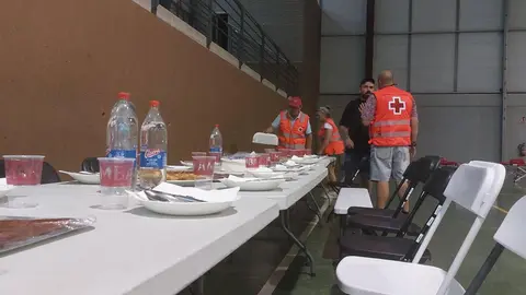 Cruz Roja mantiene desplegado un operativo para facilitar la pernoctación a más de 300 personas afectadas por los diversos incendios que sufre la provincia de León. Foto: Cruz Roja León