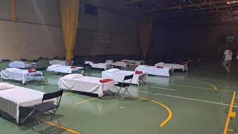 Cruz Roja mantiene desplegado un operativo para facilitar la pernoctación a más de 300 personas afectadas por los diversos incendios que sufre la provincia de León. Foto: Cruz Roja León