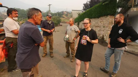 Para intentar alejar ese riesgo, numerosos vecinos y veraneantes de Oencia se emplearon a fondo desde primera hora de la mañana de este domingo con tractores, desbrozadoras y otras herramientas con el objetivo de habilitar cortafuegos alrededor del pueblo. Fotos: César Hornija