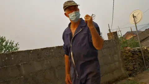 Para intentar alejar ese riesgo, numerosos vecinos y veraneantes de Oencia se emplearon a fondo desde primera hora de la mañana de este domingo con tractores, desbrozadoras y otras herramientas con el objetivo de habilitar cortafuegos alrededor del pueblo. Fotos: César Hornija