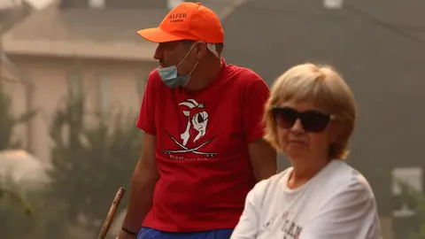 Para intentar alejar ese riesgo, numerosos vecinos y veraneantes de Oencia se emplearon a fondo desde primera hora de la mañana de este domingo con tractores, desbrozadoras y otras herramientas con el objetivo de habilitar cortafuegos alrededor del pueblo. Fotos: César Hornija