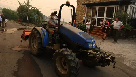 Para intentar alejar ese riesgo, numerosos vecinos y veraneantes de Oencia se emplearon a fondo desde primera hora de la mañana de este domingo con tractores, desbrozadoras y otras herramientas con el objetivo de habilitar cortafuegos alrededor del pueblo. Fotos: César Hornija