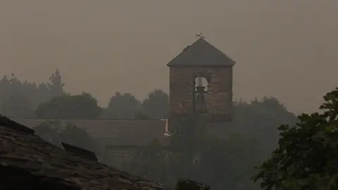 Para intentar alejar ese riesgo, numerosos vecinos y veraneantes de Oencia se emplearon a fondo desde primera hora de la mañana de este domingo con tractores, desbrozadoras y otras herramientas con el objetivo de habilitar cortafuegos alrededor del pueblo. Fotos: César Hornija