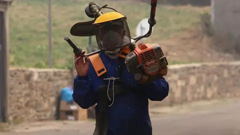 Para intentar alejar ese riesgo, numerosos vecinos y veraneantes de Oencia se emplearon a fondo desde primera hora de la mañana de este domingo con tractores, desbrozadoras y otras herramientas con el objetivo de habilitar cortafuegos alrededor del pueblo. Fotos: César Hornija
