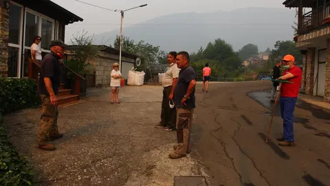 Para intentar alejar ese riesgo, numerosos vecinos y veraneantes de Oencia se emplearon a fondo desde primera hora de la mañana de este domingo con tractores, desbrozadoras y otras herramientas con el objetivo de habilitar cortafuegos alrededor del pueblo. Fotos: César Hornija