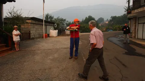 Para intentar alejar ese riesgo, numerosos vecinos y veraneantes de Oencia se emplearon a fondo desde primera hora de la mañana de este domingo con tractores, desbrozadoras y otras herramientas con el objetivo de habilitar cortafuegos alrededor del pueblo. Fotos: César Hornija