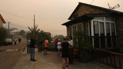 Para intentar alejar ese riesgo, numerosos vecinos y veraneantes de Oencia se emplearon a fondo desde primera hora de la mañana de este domingo con tractores, desbrozadoras y otras herramientas con el objetivo de habilitar cortafuegos alrededor del pueblo. Fotos: César Hornija