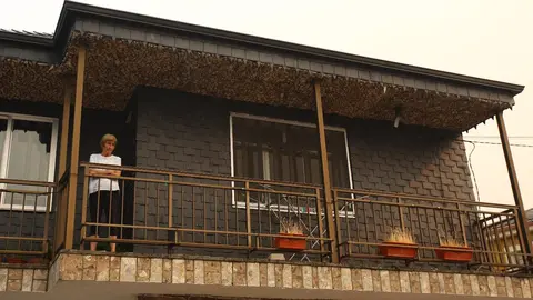 Para intentar alejar ese riesgo, numerosos vecinos y veraneantes de Oencia se emplearon a fondo desde primera hora de la mañana de este domingo con tractores, desbrozadoras y otras herramientas con el objetivo de habilitar cortafuegos alrededor del pueblo. Fotos: César Hornija