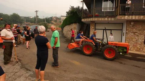 Para intentar alejar ese riesgo, numerosos vecinos y veraneantes de Oencia se emplearon a fondo desde primera hora de la mañana de este domingo con tractores, desbrozadoras y otras herramientas con el objetivo de habilitar cortafuegos alrededor del pueblo. Fotos: César Hornija