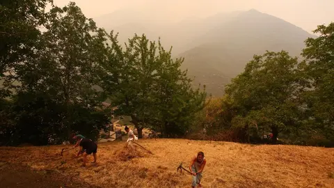 Situación límite en León: rescates de brigadistas, 32 poblaciones evacuadas en un único día, avance sin control de las llamas y sin capacidad de reacción