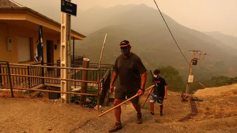 Situación límite en León: rescates de brigadistas, 32 poblaciones evacuadas en un único día, avance sin control de las llamas y sin capacidad de reacción