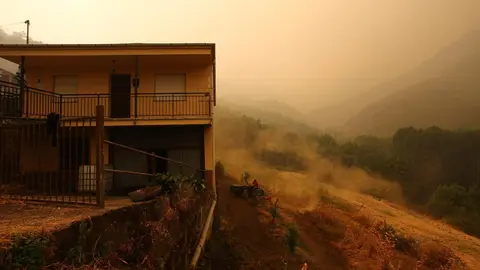 La amenaza que supone el incendio procedente de Orense que alcanzó territorio leonés en el municipio de Oencia y declarado nivel 2 del Índice de Gravedad Potencial (IGR) mantiene en alerta permanente a los vecinos de distintas localidades. Los de Lusio reclamaron hoy “tanto a la Junta como al Gobierno central, que se pongan las pilas” mientras realizaban cortafuegos en el pueblo. Fotos: César Hornija
