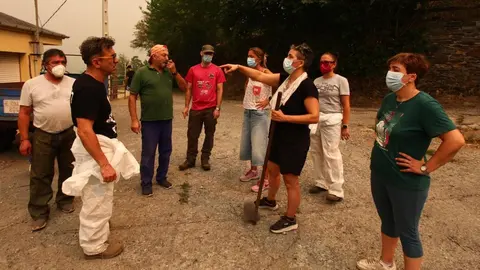 La amenaza que supone el incendio procedente de Orense que alcanzó territorio leonés en el municipio de Oencia y declarado nivel 2 del Índice de Gravedad Potencial (IGR) mantiene en alerta permanente a los vecinos de distintas localidades. Los de Lusio reclamaron hoy “tanto a la Junta como al Gobierno central, que se pongan las pilas” mientras realizaban cortafuegos en el pueblo. Fotos: César Hornija