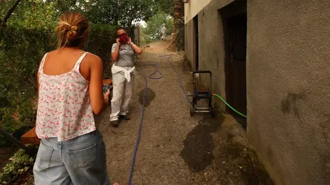 La amenaza que supone el incendio procedente de Orense que alcanzó territorio leonés en el municipio de Oencia y declarado nivel 2 del Índice de Gravedad Potencial (IGR) mantiene en alerta permanente a los vecinos de distintas localidades. Los de Lusio reclamaron hoy “tanto a la Junta como al Gobierno central, que se pongan las pilas” mientras realizaban cortafuegos en el pueblo. Fotos: César Hornija
