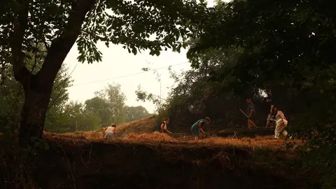 La amenaza que supone el incendio procedente de Orense que alcanzó territorio leonés en el municipio de Oencia y declarado nivel 2 del Índice de Gravedad Potencial (IGR) mantiene en alerta permanente a los vecinos de distintas localidades. Los de Lusio reclamaron hoy “tanto a la Junta como al Gobierno central, que se pongan las pilas” mientras realizaban cortafuegos en el pueblo. Fotos: César Hornija
