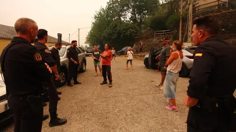 Desalojo de los vecinos de Lusio (León), por el incendio que avanza sin descanso. Fotos César Hornija