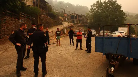 Desalojo de los vecinos de Lusio (León), por el incendio que avanza sin descanso. Fotos César Hornija