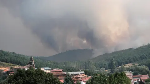 El incendio de Almanza amenaza varias pedanías. Foto: Peio García