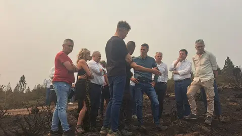 Pedro Sánchez, este domingo visitando los efectos del fuego de Orallo en León. Foto: Diputación de León