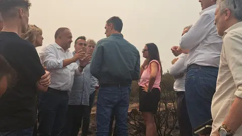Pedro Sánchez, este domingo visitando los efectos del fuego de Orallo en León. Foto: Diputación de León