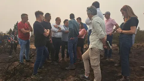 Pedro Sánchez, este domingo visitando los efectos del fuego de Orallo en León. Foto: Diputación de León