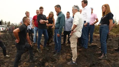 Pedro Sánchez, este domingo visitando los efectos del fuego de Orallo en León. Foto: Pool Moncloa