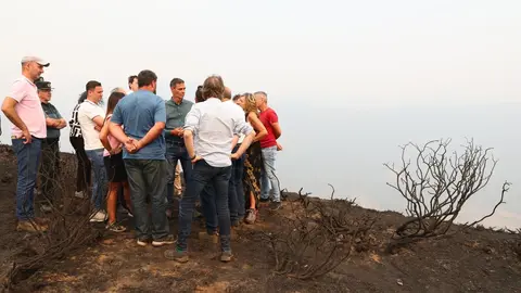 Pedro Sánchez, este domingo visitando los efectos del fuego de Orallo en León. Foto: Pool Moncloa