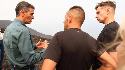 Pedro Sánchez, este domingo visitando los efectos del fuego de Orallo en León. Foto: Pool Moncloa