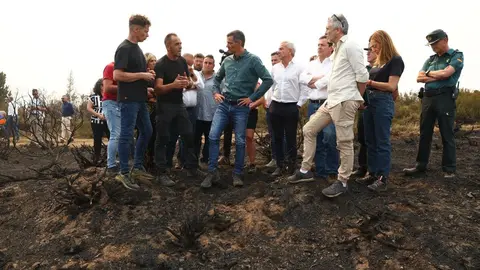 Pedro Sánchez, este domingo visitando los efectos del fuego de Orallo en León. Foto: Pool Moncloa