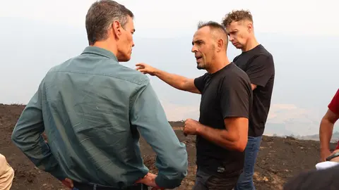 Pedro Sánchez, este domingo visitando los efectos del fuego de Orallo en León. Foto: Pool Moncloa