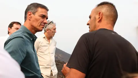 Pedro Sánchez, este domingo visitando los efectos del fuego de Orallo en León. Foto: Pool Moncloa