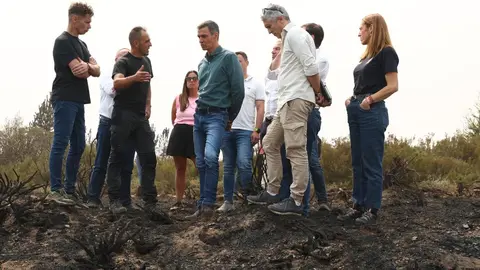 Pedro Sánchez, este domingo visitando los efectos del fuego de Orallo en León. Foto: Pool Moncloa