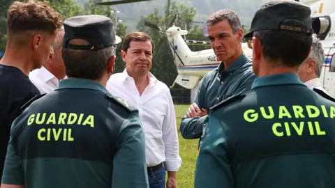 Pedro Sánchez, este domingo visitando los efectos del fuego de Orallo en León. Foto: Pool Moncloa