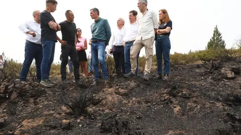 Pedro Sánchez, este domingo visitando los efectos del fuego de Orallo en León. Foto: Pool Moncloa