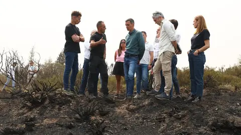 Pedro Sánchez, este domingo visitando los efectos del fuego de Orallo en León. Foto: Pool Moncloa