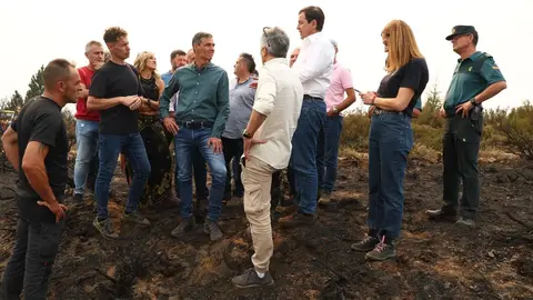 Pedro Sánchez, este domingo visitando los efectos del fuego de Orallo en León. Foto: Pool Moncloa