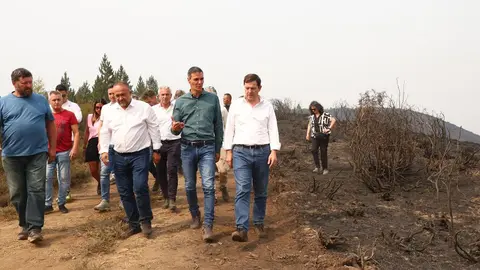 Pedro Sánchez, este domingo visitando los efectos del fuego de Orallo en León. Foto: Pool Moncloa