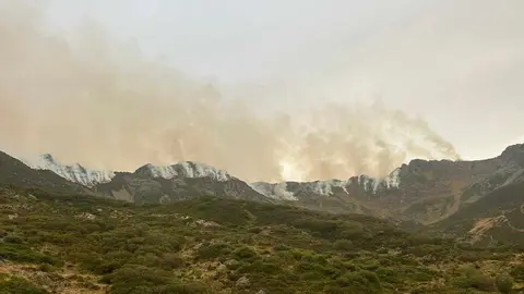 Unas 200 personas permanecen en Posada de Valdeón y sus pedanías negándose a abandonar sus casas pese al avance de un incendio que ya rodea la zona por varios frentes. “El pueblo es nuestra tierra y nuestra vida y lo vamos a defender hasta el final”, advierten.