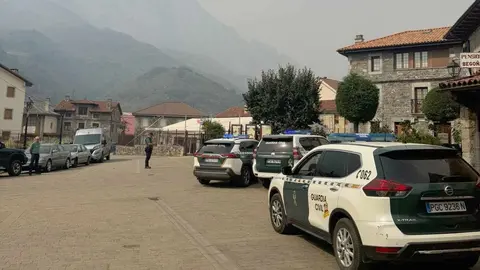 Unas 200 personas permanecen en Posada de Valdeón y sus pedanías negándose a abandonar sus casas pese al avance de un incendio que ya rodea la zona por varios frentes. “El pueblo es nuestra tierra y nuestra vida y lo vamos a defender hasta el final”, advierten.