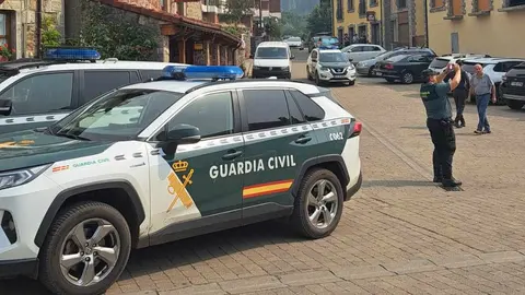 Unas 200 personas permanecen en Posada de Valdeón y sus pedanías negándose a abandonar sus casas pese al avance de un incendio que ya rodea la zona por varios frentes. “El pueblo es nuestra tierra y nuestra vida y lo vamos a defender hasta el final”, advierten.